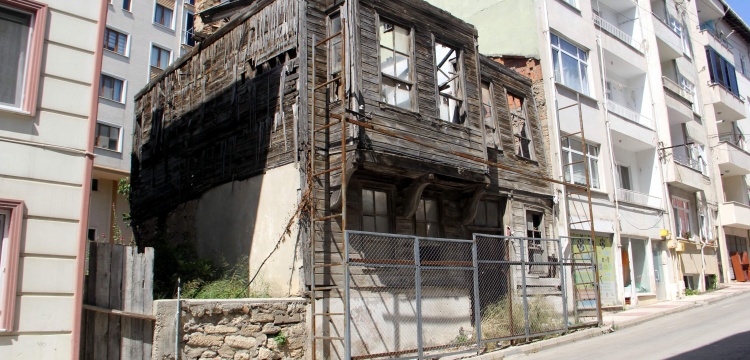 Sinop'ta sahibi bulunamayan tarihi evler restorasyona alınamıyor