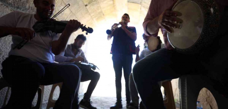 Musician excavation workers jazz up archaeolocal dig of ancient city