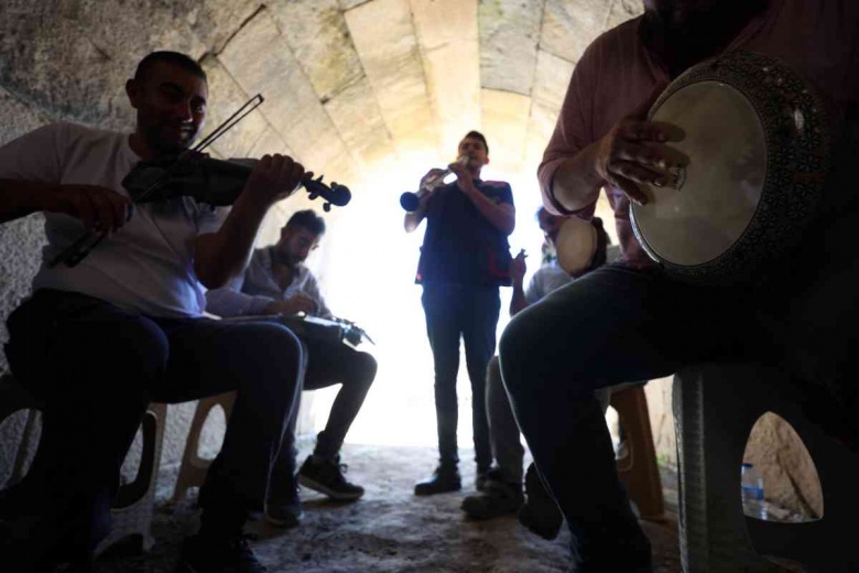 Antik Kentin müzisyen işçileri arkeolojik alan konserleri ile çalışanları mest ediyor
