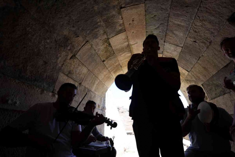 Antik Kentin müzisyen işçileri arkeolojik alan konserleri ile çalışanları mest ediyor