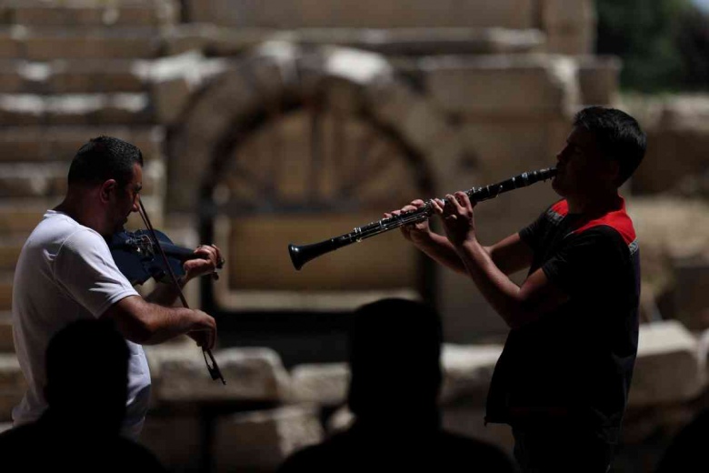 Antik Kentin müzisyen işçileri arkeolojik alan konserleri ile çalışanları mest ediyor