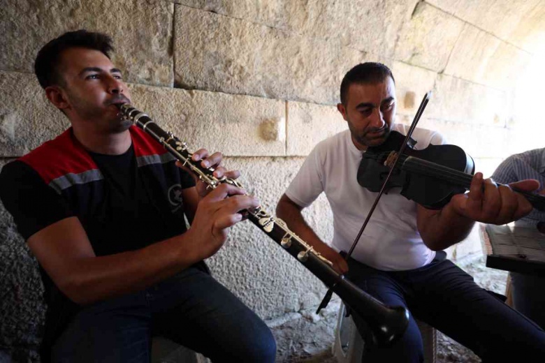 Antik Kentin müzisyen işçileri arkeolojik alan konserleri ile çalışanları mest ediyor