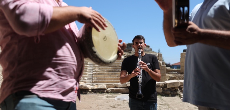 Antik kentin Keman Kardeşleri yorucu kazıları müzikle eğlenceye dönüştürüyor