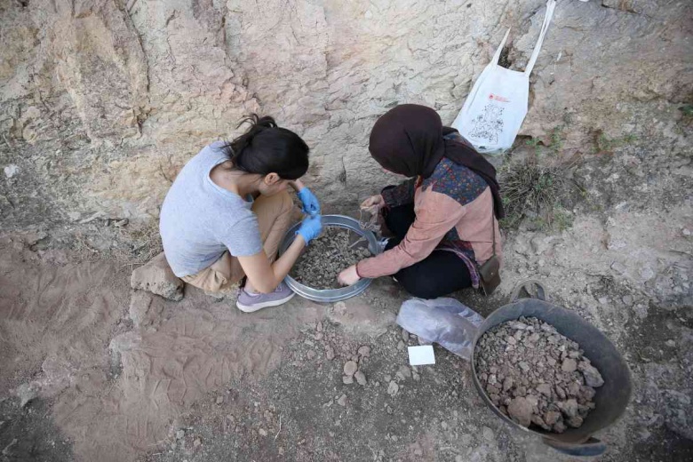 Mardin'in Gurs Vadisi'ndeki Uluköy Mağarası'nda arkeolojik kurtarma kazısı yapılıyor