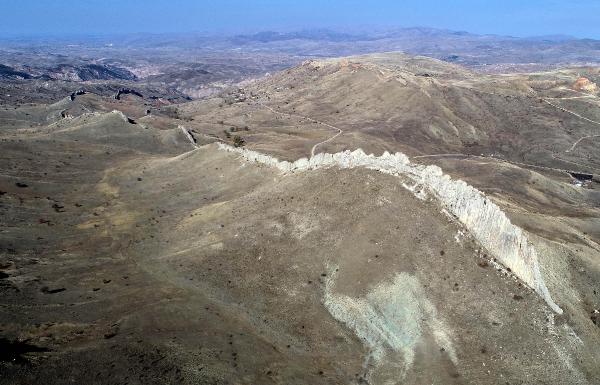 Sivas'ın 5 km uzunluğunda 50 metre yüksekliğindeki Diş Duvarı