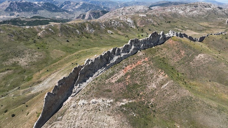 Sivas'ın 5 km uzunluğunda 50 metre yüksekliğindeki Diş Duvarı