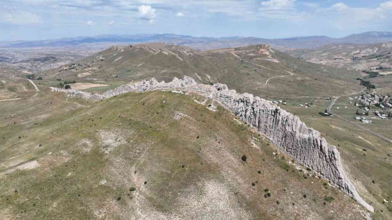 Sivas'ın 5 km uzunluğunda 50 metre yüksekliğindeki Diş Duvarı