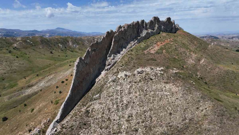 Sivas'ın 5 km uzunluğunda 50 metre yüksekliğindeki Diş Duvarı