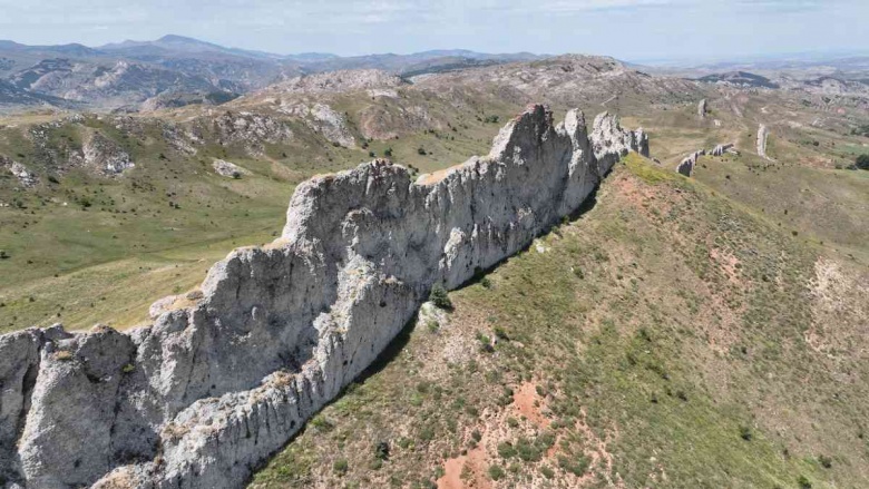 Sivas'ın 5 km uzunluğunda 50 metre yüksekliğindeki Diş Duvarı