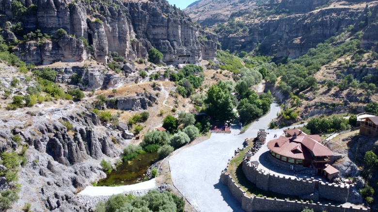 Kayaya oyulmuş apartmanlar: Bolu'nun Seben ilçesindeki Solaklar Kaya Yerleşimi