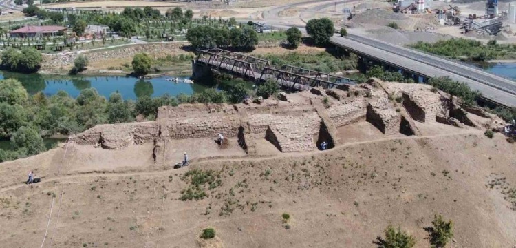 Bingöl'de Urartu kalesi olduğu düşünülen Sebeterias'ta arkeoloji kazıları sürüyor