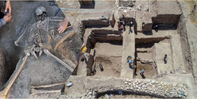 Vandaki Ayanis Kalesi 2023 yılı arkeoloji kazılarından fotoğraflar ve bulunan iskelet