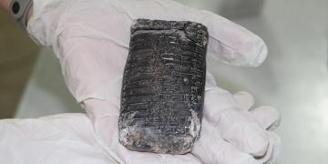 This tablet shows that a kingdom in Anatolia wanted to buy a city 3800 years ago.