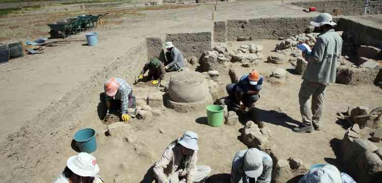 Aydın'da arkeologlar 800 yıllık tahıl küpleri bulunan bir yapı kalıntısı keşfettiler