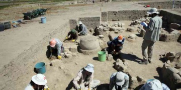 Aydında arkeologlar 800 yıllık tahıl küpleri bulunan bir yapı kalıntısı keşfettiler