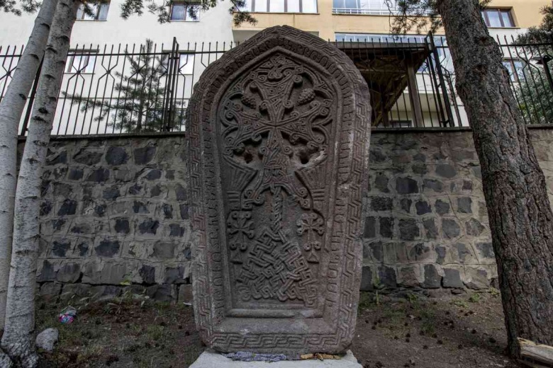 Erzurum'daki Taş Eserler Açık Hava Müzesi'nde yer alacak eserlerden örnekler