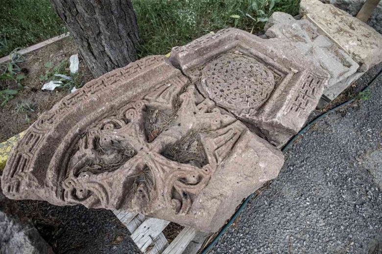 Erzurum'daki Taş Eserler Açık Hava Müzesi'nde yer alacak eserlerden örnekler