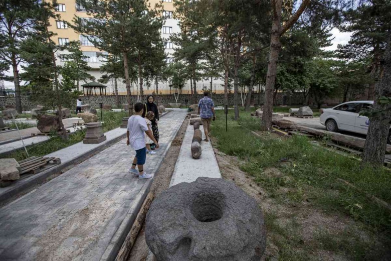 Erzurum'daki Taş Eserler Açık Hava Müzesi'nde yer alacak eserlerden örnekler