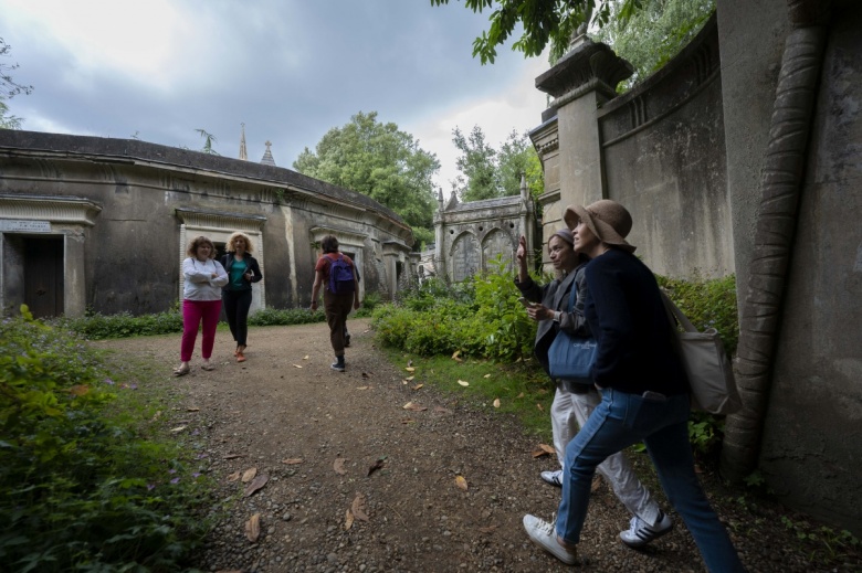 Londra'nın turistik, mistik ve korkunç şehir efsaneleri mekanı: Highgate Mezarlığı