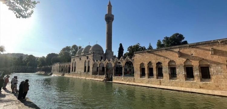 Urfa'daki Dergah ve Rızvaniye camilerinin depremde yıkılan minareleri yeniden yapıldı