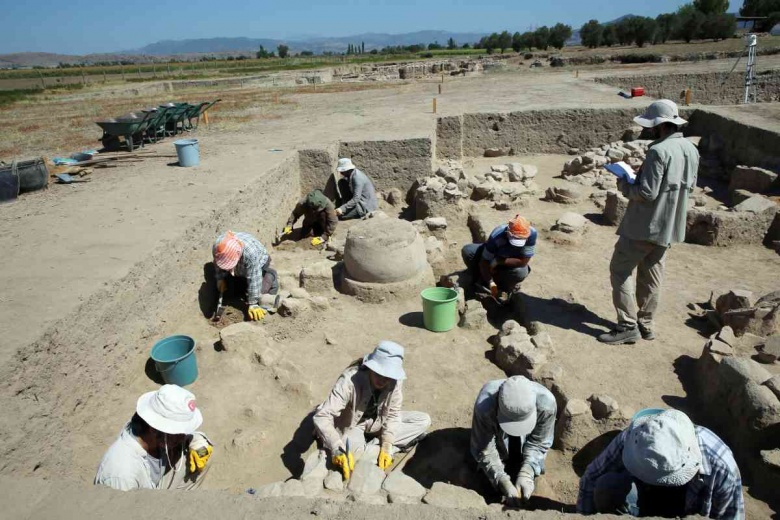 Tepecik Höyüğü arkeoloji kazılarından görüntüler ve yeni bulunan tahıl küpleri