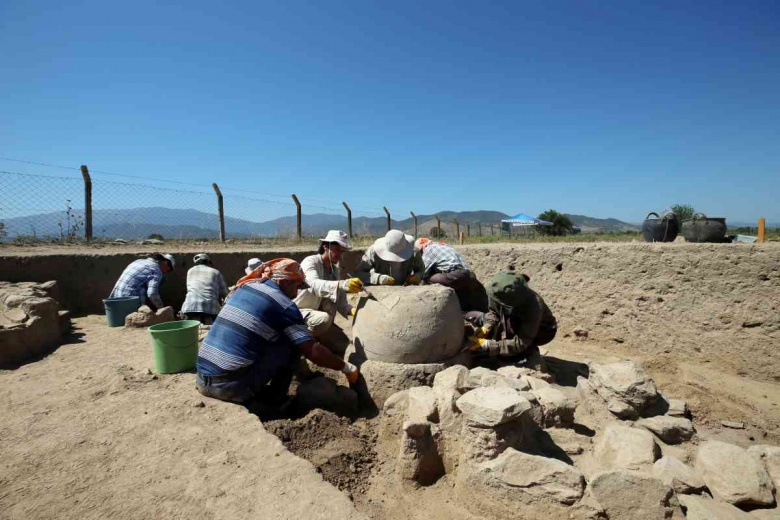 Tepecik Höyüğü arkeoloji kazılarından görüntüler ve yeni bulunan tahıl küpleri