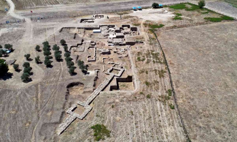 Tepecik Höyüğü arkeoloji kazılarından görüntüler ve yeni bulunan tahıl küpleri