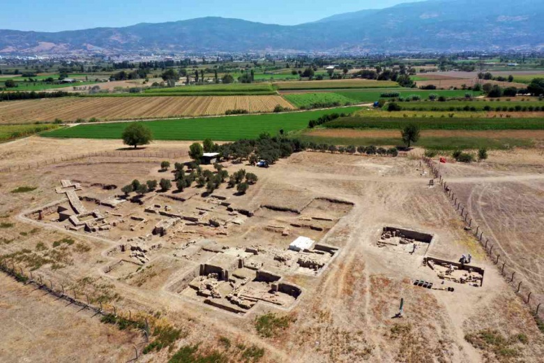 Tepecik Höyüğü arkeoloji kazılarından görüntüler ve yeni bulunan tahıl küpleri