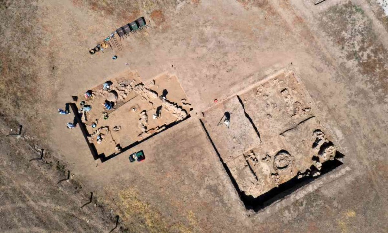 Tepecik Höyüğü arkeoloji kazılarından görüntüler ve yeni bulunan tahıl küpleri