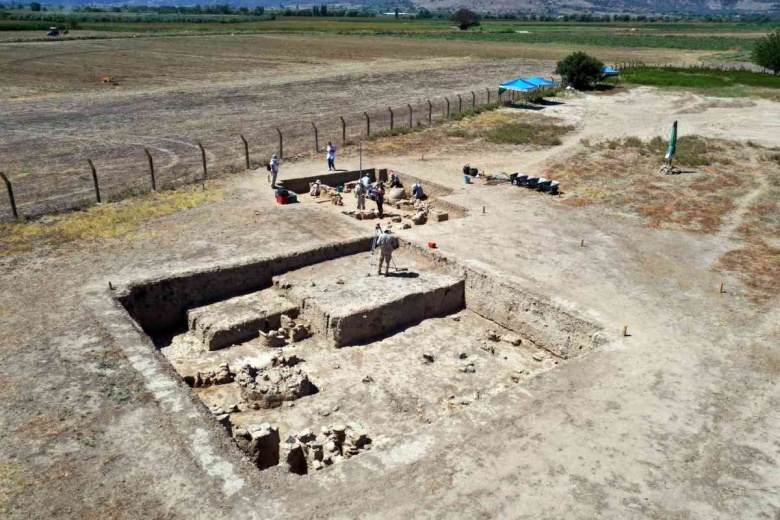 Tepecik Höyüğü arkeoloji kazılarından görüntüler ve yeni bulunan tahıl küpleri