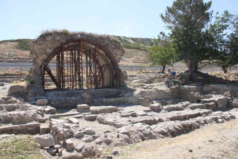 Keykubadiye Sarayı arkeoloji kazılarında büyük tahribatın izleri dikkat çekiyor