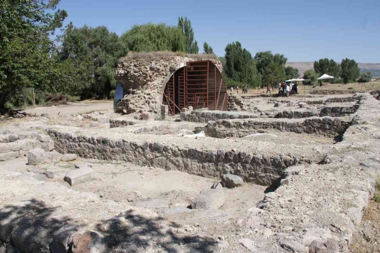 Keykubadiye Sarayı arkeoloji kazılarında büyük tahribatın izleri dikkat çekiyor