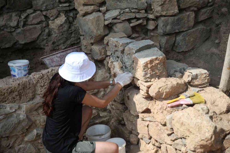 Kelenderis Antik Kenti arkeoloji kazıları ve alanda bulunan tanrıça Hekate figürü