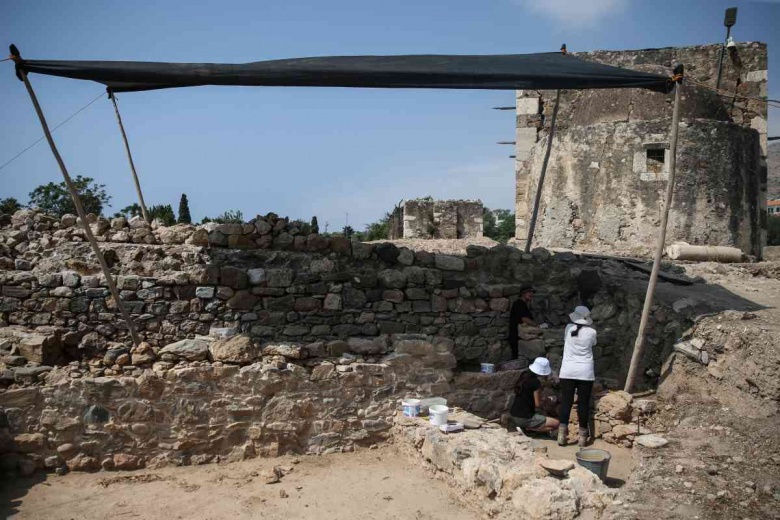 Kelenderis Antik Kenti arkeoloji kazıları ve alanda bulunan tanrıça Hekate figürü