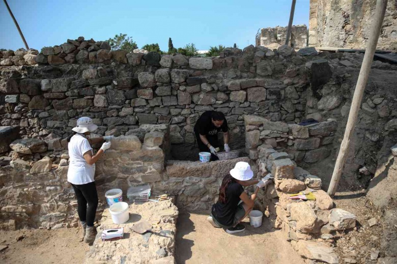 Kelenderis Antik Kenti arkeoloji kazıları ve alanda bulunan tanrıça Hekate figürü