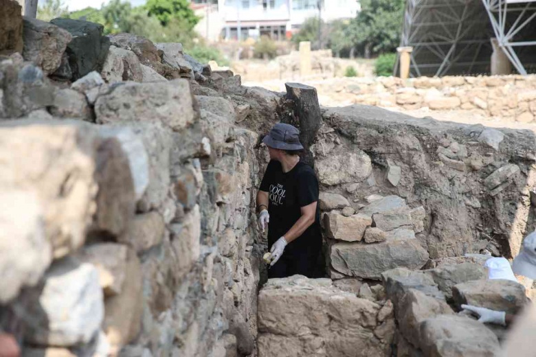 Kelenderis Antik Kenti arkeoloji kazıları ve alanda bulunan tanrıça Hekate figürü