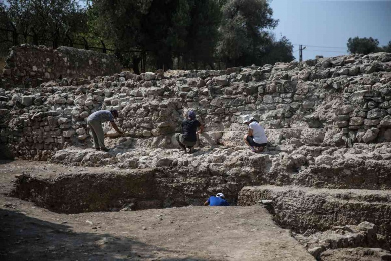 Kelenderis Antik Kenti arkeoloji kazıları ve alanda bulunan tanrıça Hekate figürü