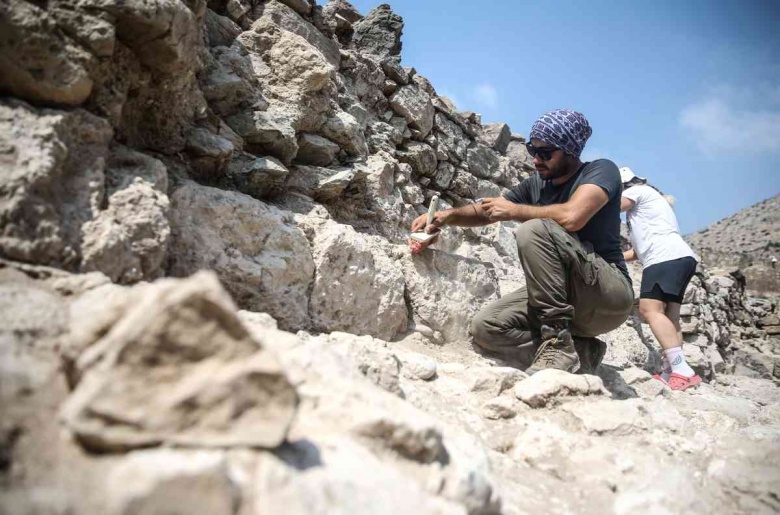 Kelenderis Antik Kenti arkeoloji kazıları ve alanda bulunan tanrıça Hekate figürü