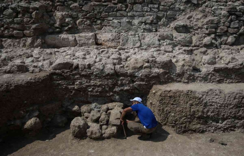 Kelenderis Antik Kenti arkeoloji kazıları ve alanda bulunan tanrıça Hekate figürü