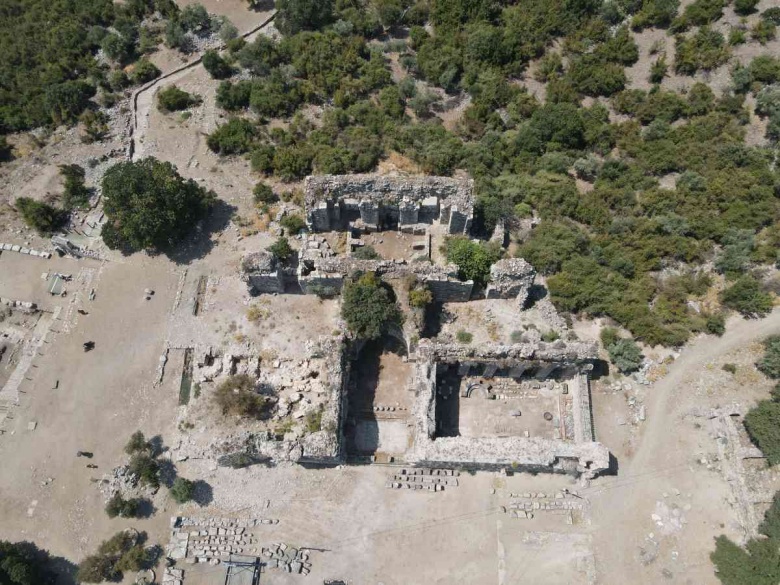 Kaunos Antik Kenti'nden kuşbakışı ve yer bakışı manzaraları