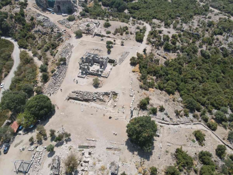 Kaunos Antik Kenti'nden kuşbakışı ve yer bakışı manzaraları