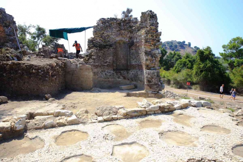 Kaunos Antik Kenti'nden kuşbakışı ve yer bakışı manzaraları