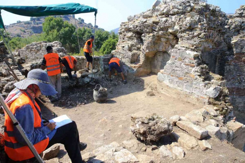 Kaunos Antik Kenti'nden kuşbakışı ve yer bakışı manzaraları