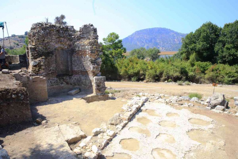 Kaunos Antik Kenti'nden kuşbakışı ve yer bakışı manzaraları