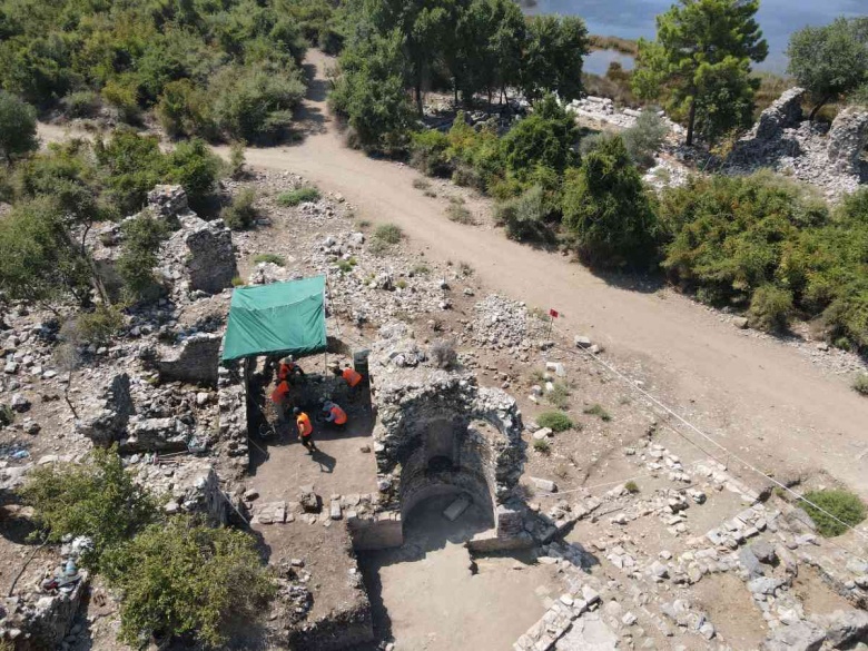 Kaunos Antik Kenti'nden kuşbakışı ve yer bakışı manzaraları