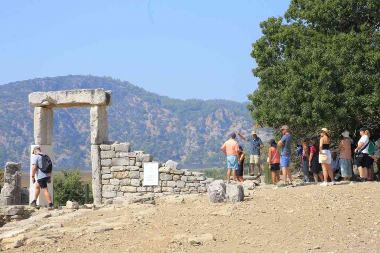 Kaunos Antik Kenti'nden kuşbakışı ve yer bakışı manzaraları