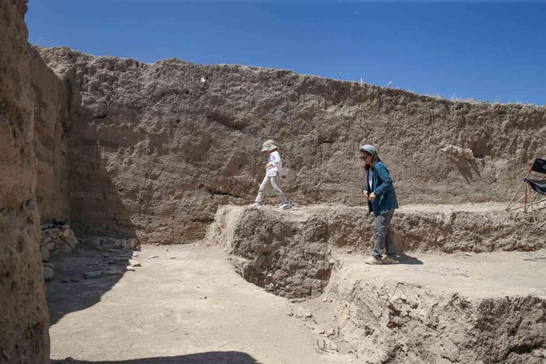 Ayanis Kalesi arkeoloji kazılarının minik arkeoloğu