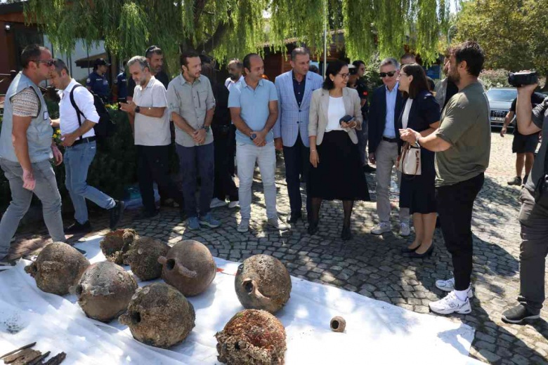 Dalgıç polislerin eğitim dalışında keşfettiği Yalova Gazi 1 Batığından amforalar çıkarıldı