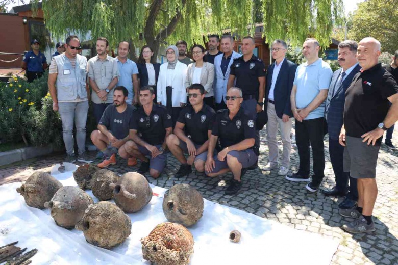 Dalgıç polislerin eğitim dalışında keşfettiği Yalova Gazi 1 Batığından amforalar çıkarıldı