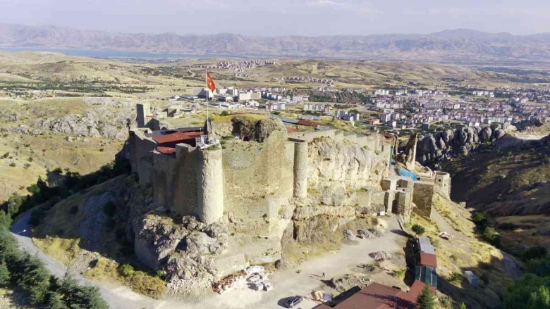 Harput Kalesi arkeoloji kazılarında saray mutfağı bulundu